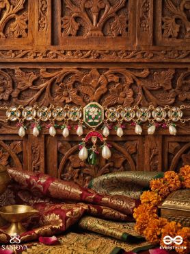 PRABHACHANDRI – RADIANT MOON – STATEMENT NECKLACE WITH DECORATIVE MEDALLION AND PEARL FRINGE