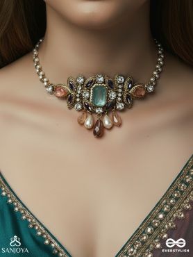 MAYUKHIKA – LITTLE RADIANCE – ORNATE NECKLACE WITH GEM MEDALLION AND DELICATE DROP ACCENTS