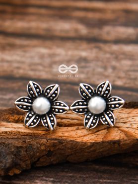 The Little Pearly Flowers - Tiny Trinket Earrings