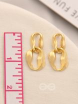 The Link Up- Chic Golden Earrings