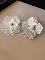 Meshy fantasy- Silver Flower studs 