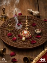 JWLALA - FLAME-LIKE BEAUTY - MAJESTIC HANDCRAFTED KUNDAN MAANGTIKA WITH ORNATE RED AND GOLDEN DETAILS