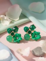 PETAL POP – CHARMING STUDS IN GREEN SHADES WITH FLOWER DETAILS