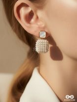 PEARL MOSAIC – STRUCTURED BEADED SQUARE EARRINGS