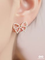 DAINTY TIE – SOPHISTICATED PEARL BOW EARRINGS