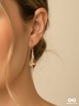 ARC FALL – CURVED METAL DROP EARRINGS