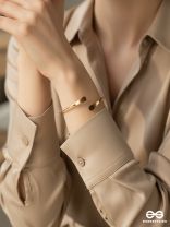 ROSÉ LINE – MINIMAL GOLDEN HAND CUFF