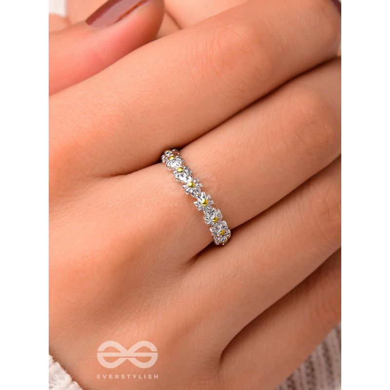 DAISY DREAMS - SILVER RING (ADJUSTABLE)
