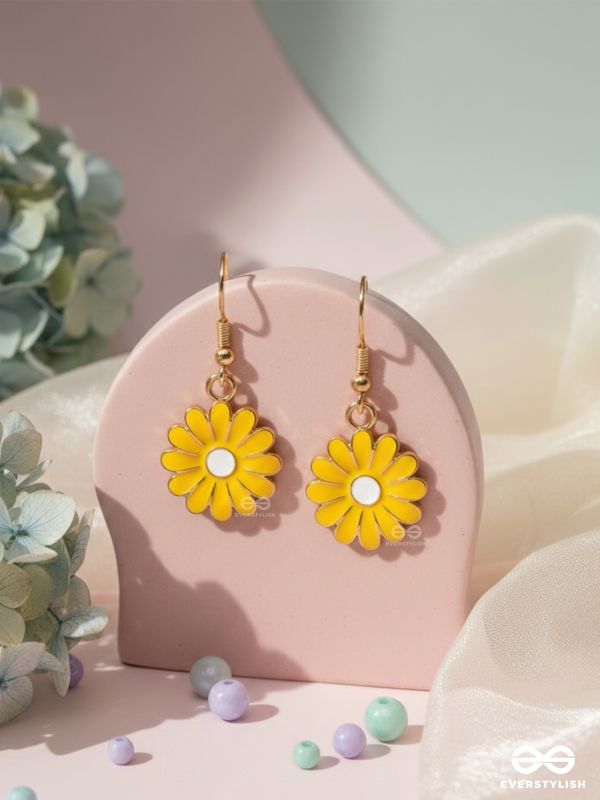 THE LIVELY DAISY - GOLDEN EMBELLISHED EARRINGS