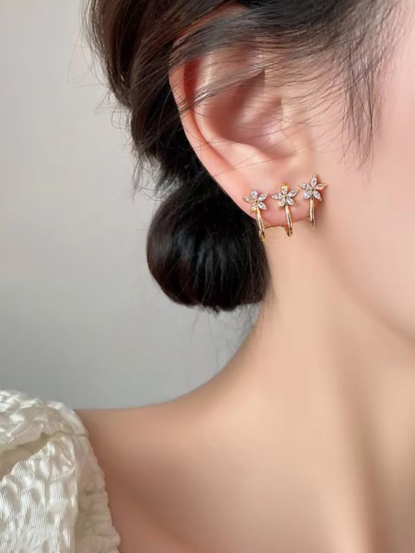 Queen’s delight - Crown shaped golden crystal studs 