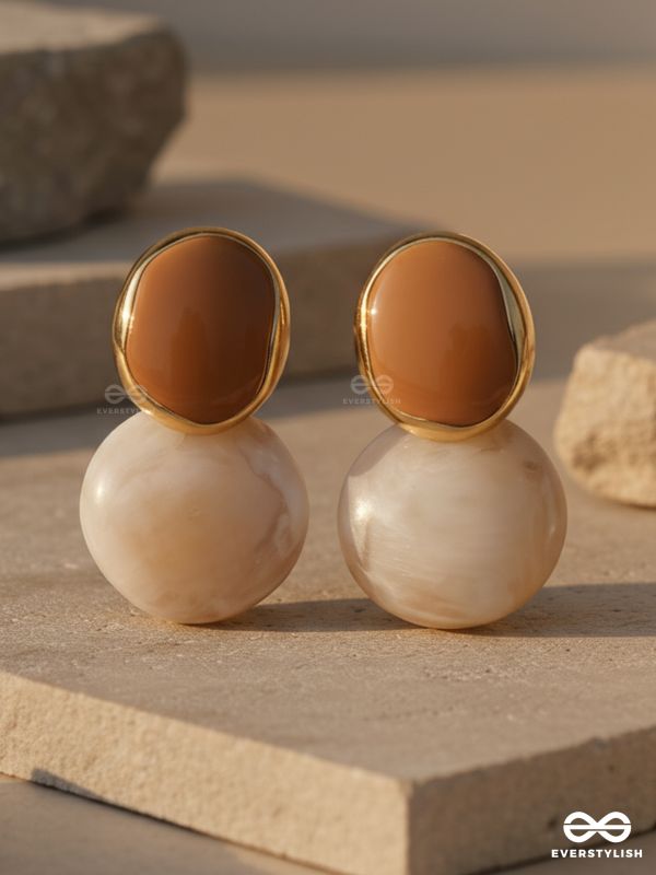 DUNE MELT – GLOSSY EARRINGS IN NEUTRAL SHADES