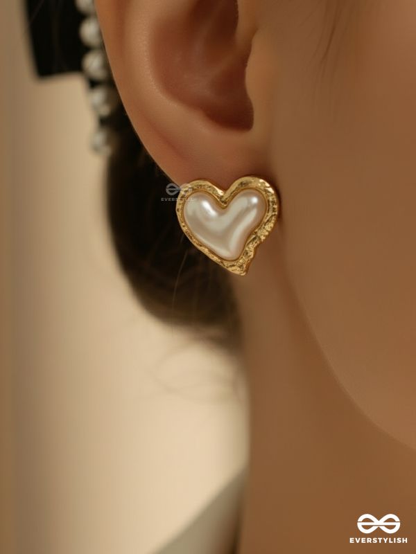 PRISM HEARTLET – GLOWY IRIDESCENT HEART STUDS