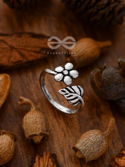 Nature's Delight Toe Ring - Tiny Trinket Collection