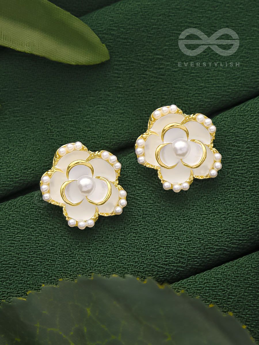 22K EMERALD AND PEARL FLOWER EARRING – svarnam