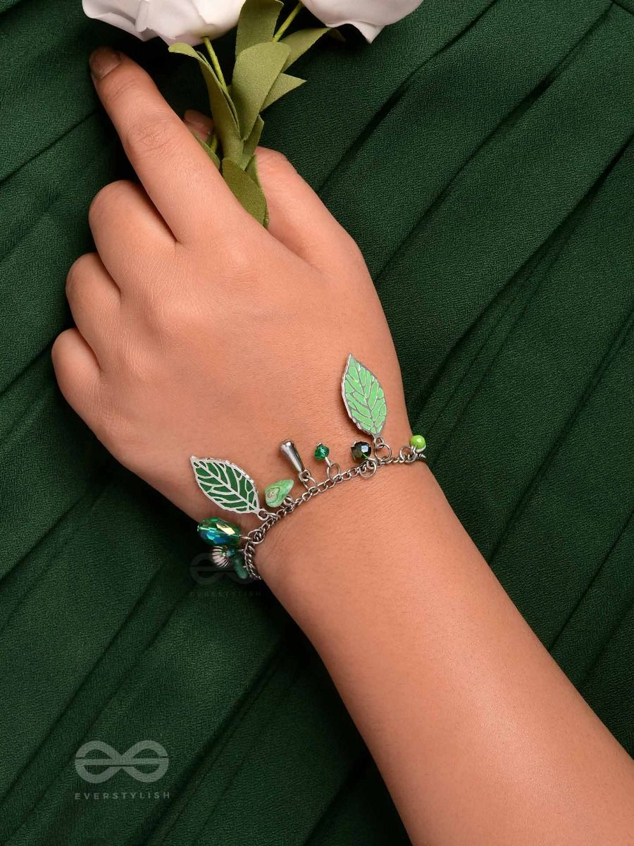 Amazon.com: fiona Green Clover Leaf Bracelet - Beaded Charm Stretch Bracelet  For Women - St. Patricks Day Bracelet In Gift Pouch : Clothing, Shoes &  Jewelry