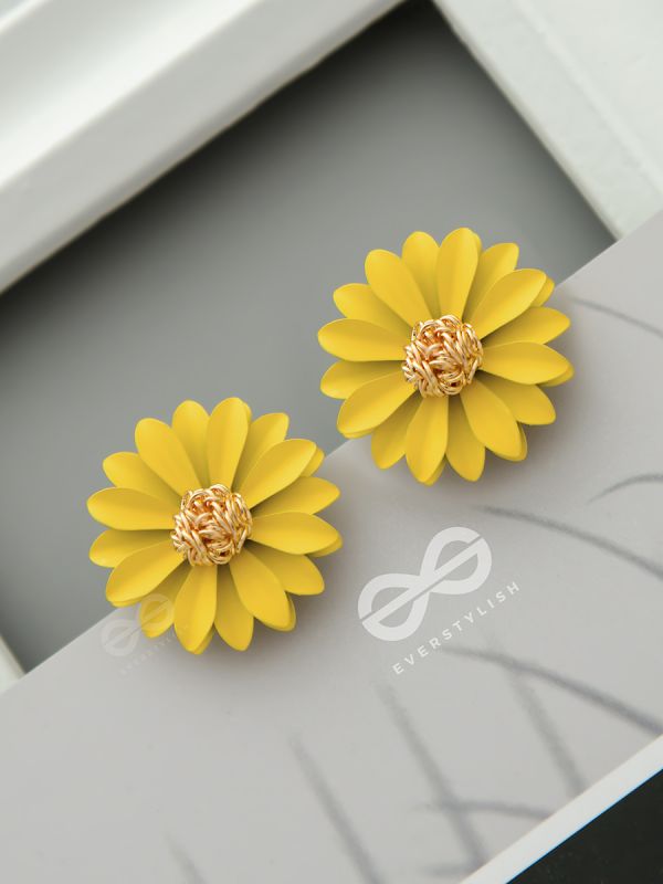 BLOOMING BLOSSOMS - Statement Stud Earrings (Bumblebee)