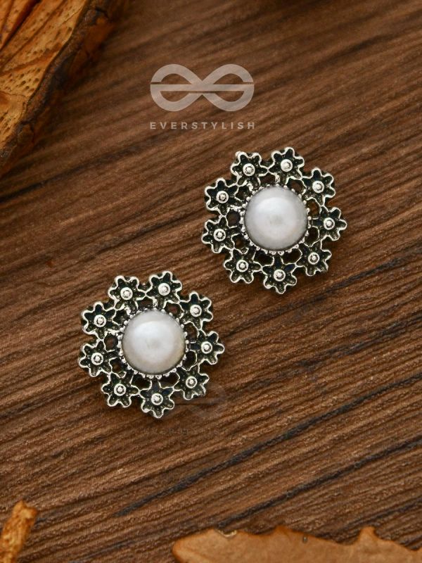 Pearl in a garden - Tiny Trinket Earrings