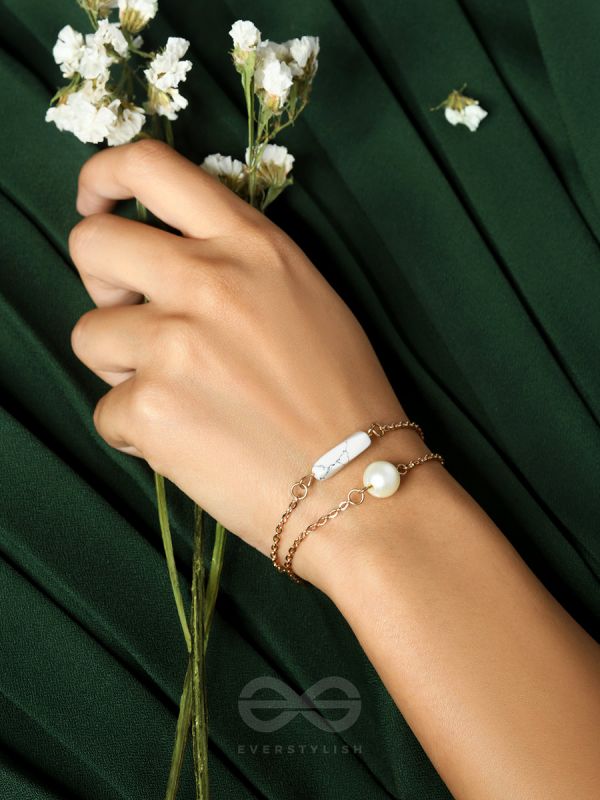 Buy Freshwater Tiny Gold Pearl Bracelet,14K Gold Plated Cute Dainty  Delicate Three Pearls Simple Minimalist Link Chain White Cultured Beaded  Pearl Charm Bracelet for Girl Online at desertcartParaguay