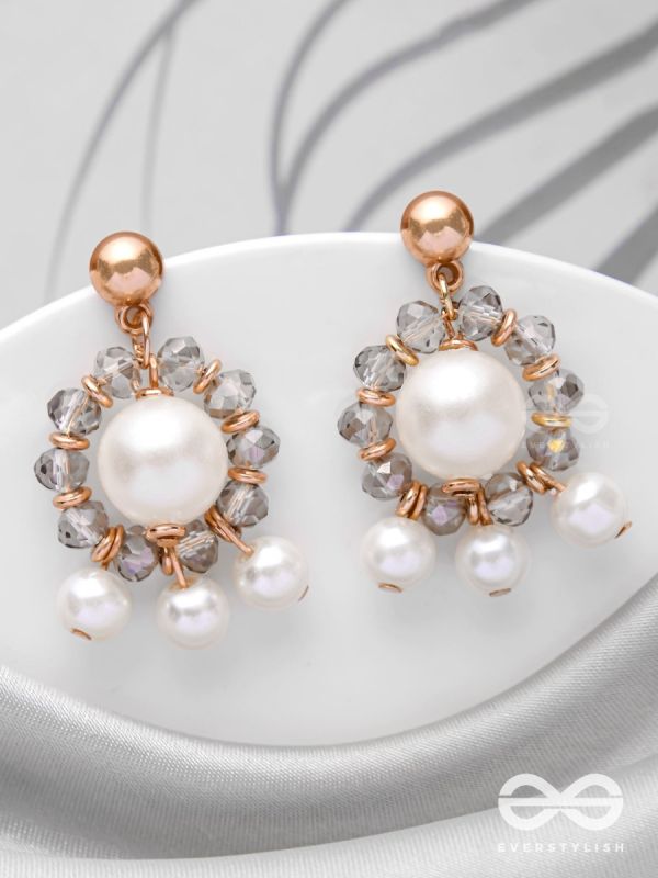 THE RADIATING CLOUDS - CLASSIC PEARL EARRINGS