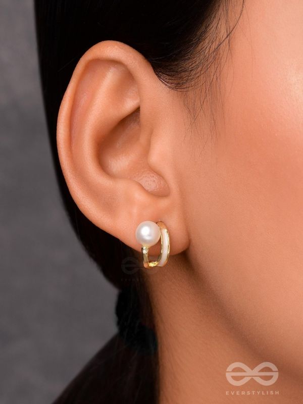 MOONLIT PEARL- ENAMELLED STUD EARRINGS (WHITE)