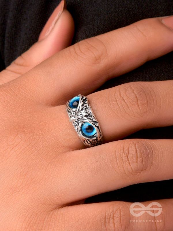 A KNOW-IT-OWL - BLUE EYED SILVER RING