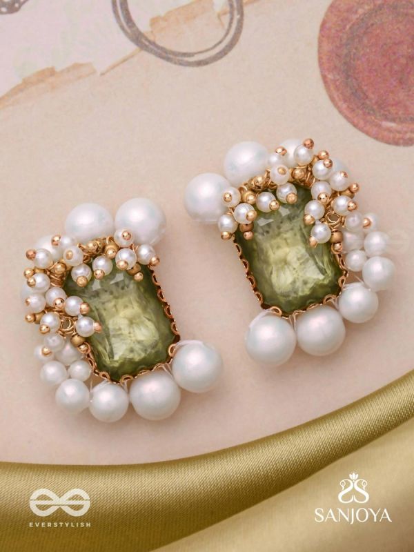 THE SHINING FOREST - GREEN PEARL STUD EARRINGS
