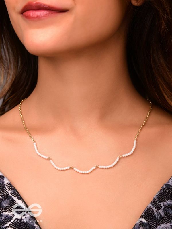 Pure Pearl Radiance - Casual Golden Neckpiece With Anti-Tarnish Coating 
