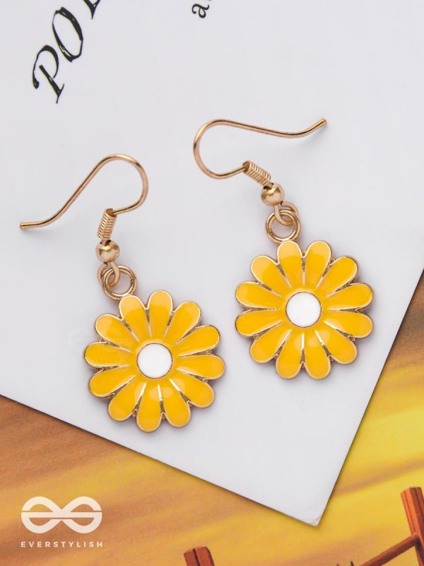 THE LIVELY DAISY - GOLDEN EMBELLISHED EARRINGS