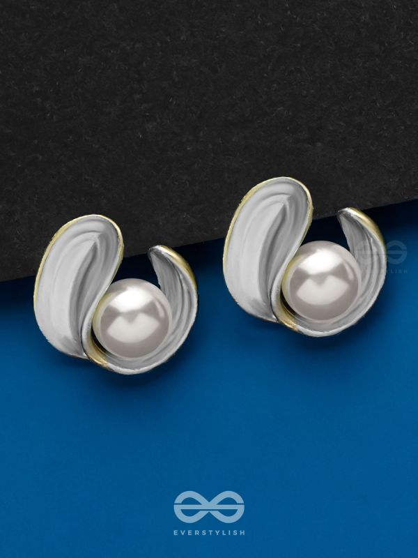 THE CURLY PEARL - GOLDEN EMBELLISHED STUD EARRINGS