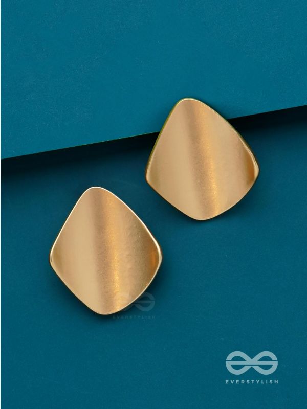 ARCHED AURA - GOLDEN STUD EARRINGS