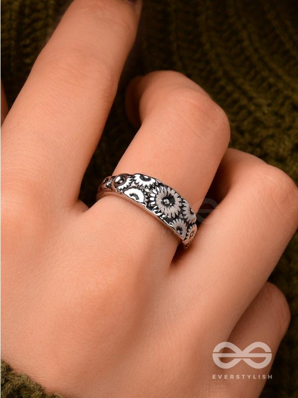 THE DAISY CASCADE - CASUAL SIVER RING (ADJUSTABLE)