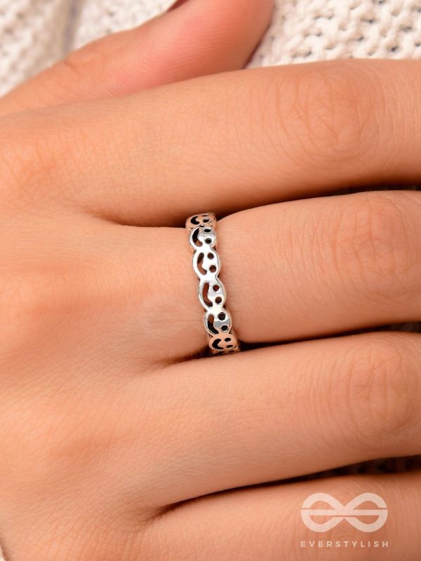 SINISTER SMILES - SILVER ADJUSTABLE RING