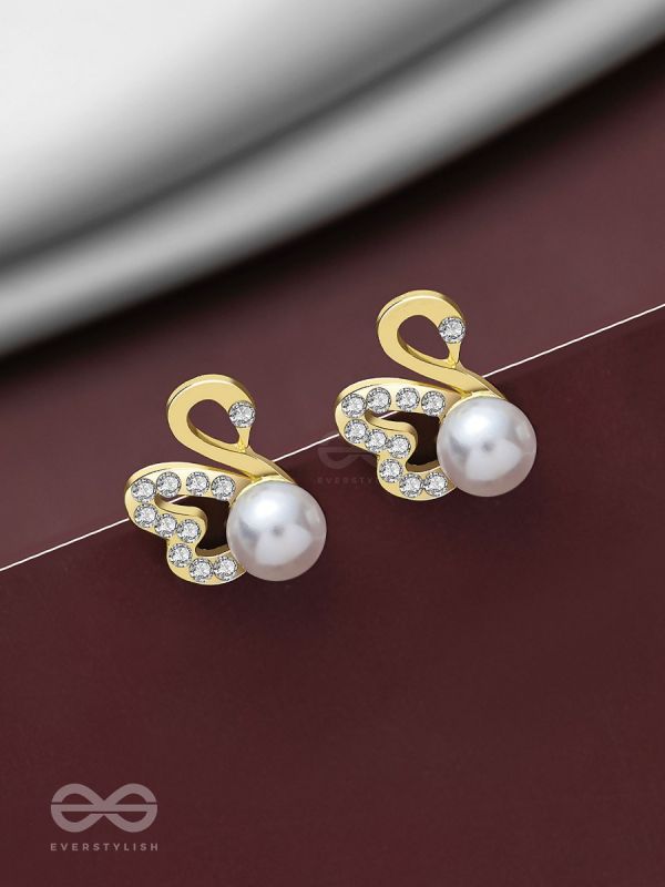 CHARMING SWANS - SPARKLING PEARL STUDS