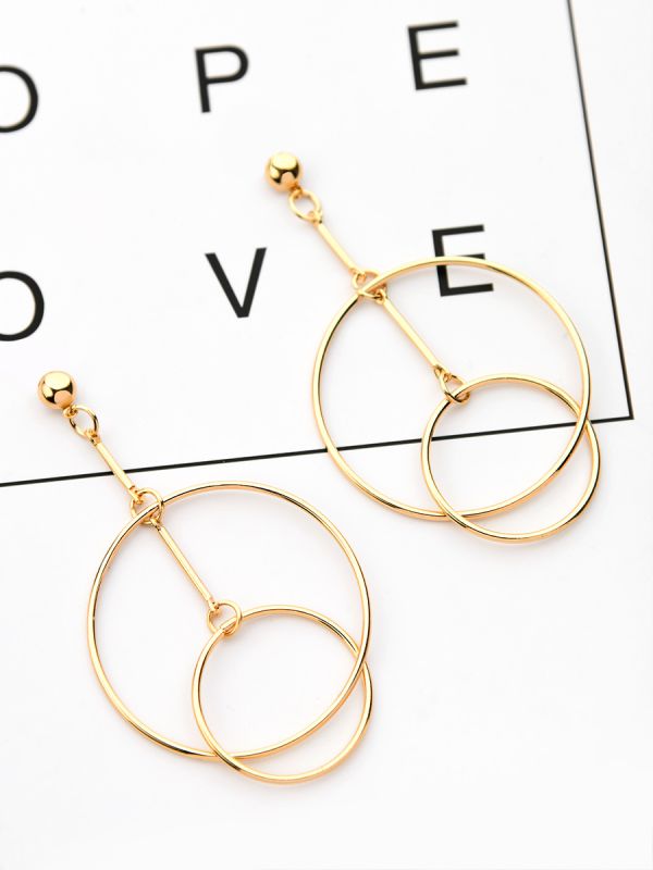 The Interlocked Circles - Elegant Golden Earrings